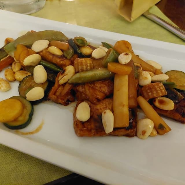 「Tofu Alle Mandorle E Cavolo Cinese In Salsa Agrodolce」の料理の写真