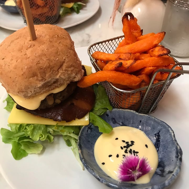 photo of Valeo Wholefoods Cafe Mac daddy burger shared by @claireswanepoel on  19 Apr 2021 - review