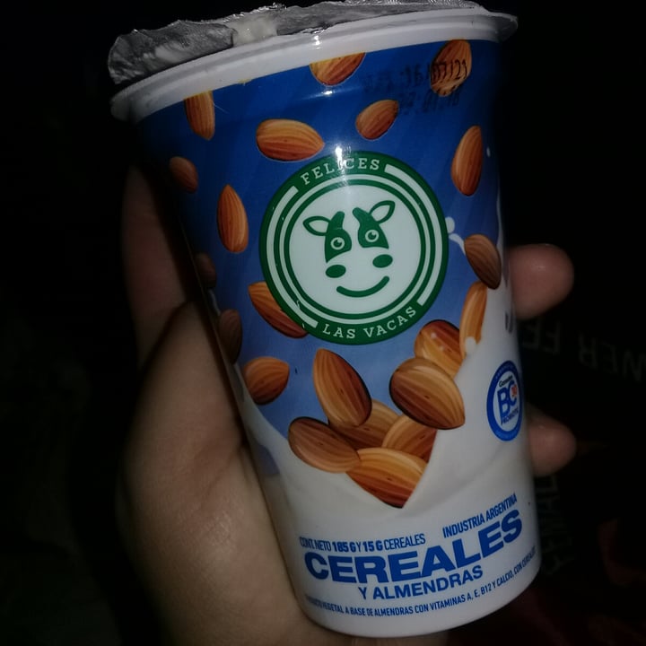 photo of Felices Las Vacas Yogur de Almendras y Durazno shared by @ariananoemi on  11 Jun 2021 - review