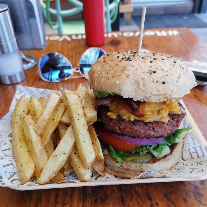 review photo of Revolucion Verde Beyond Burger shared by @silvialeon92 on 17 May 2020 - review