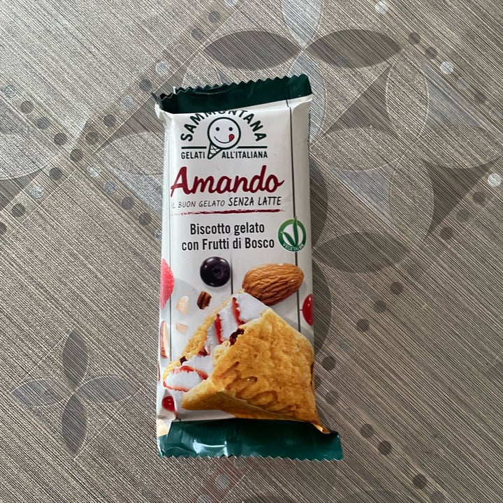 photo of Sammontana Biscotto Amando con Frutti di Bosco shared by @fabiana91 on  24 May 2022 - review