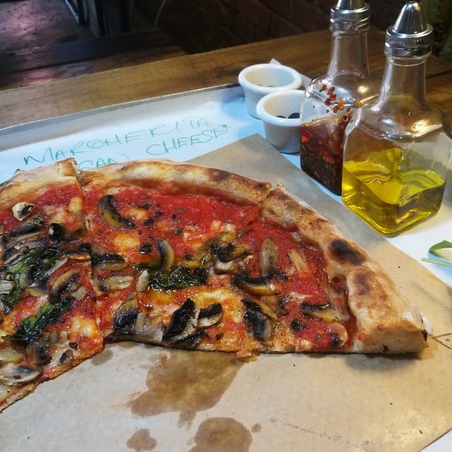「Napolitan pizza margarita with mushrooms」の料理の写真