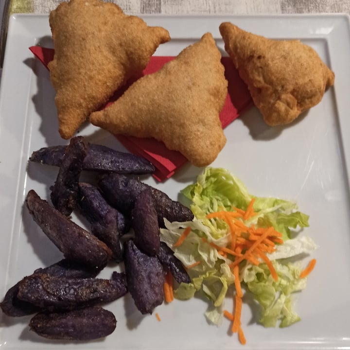 photo of Ristorante Vegano Biologico La Lanterna Panzerotti Mozzarella (veg), Pomodoro E Funghi shared by @aryrene on  12 Nov 2022 - review