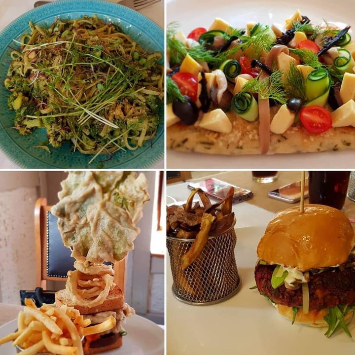 photo of Snooty Fox Restaurant Burgers shared by @tara on  25 Sep 2019 - review