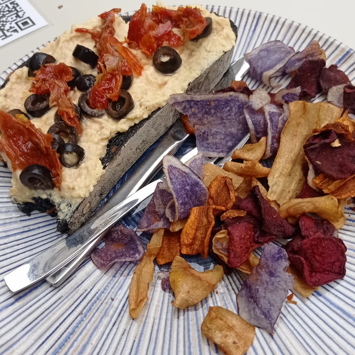 review photo of O Preguizoso Tosta de pan de carbón con hummus de aceitunas e tomate deshidratado acompañado de chips de verduras shared by @flordotoxo on 28 May 2021 - review