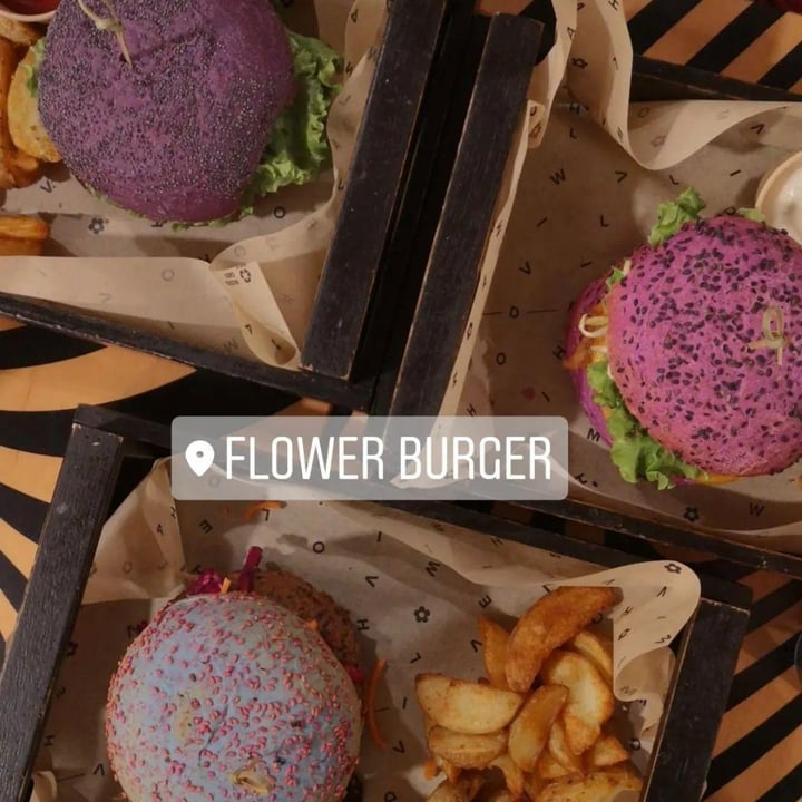 photo of Flower Burger Puffo shared by @miriammotta on  07 May 2022 - review