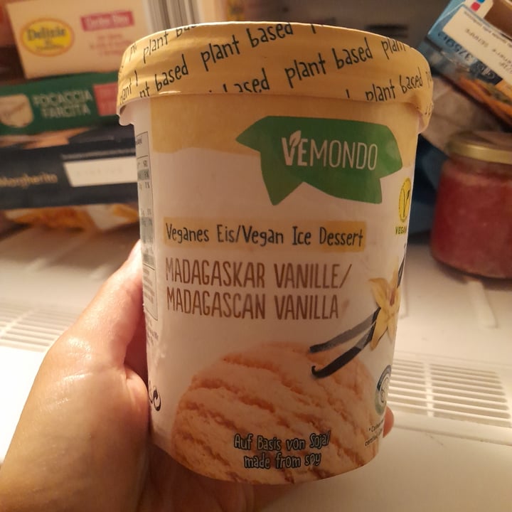 photo of Vemondo  vegan ice cream vanilla shared by @saramonsurro on  16 Aug 2022 - review