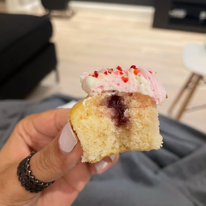 photo of Woolworths Food 6 Berry & vanilla swirl hidden centre cupcakes shared by @pravika on  11 Oct 2021 - review