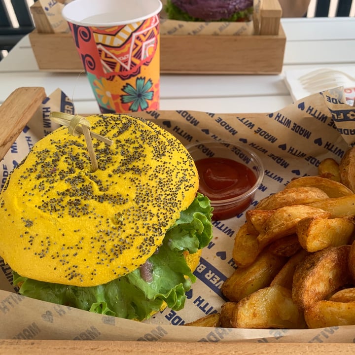 photo of Flower Burger Spicy Cecio shared by @stefaniarampy on  23 Jun 2021 - review