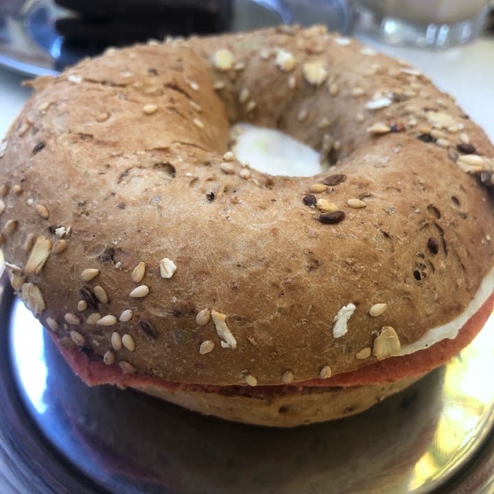 photo of Bioma plant based café Bagel de jamón y queso shared by @victoriavillar on  28 Apr 2022 - review