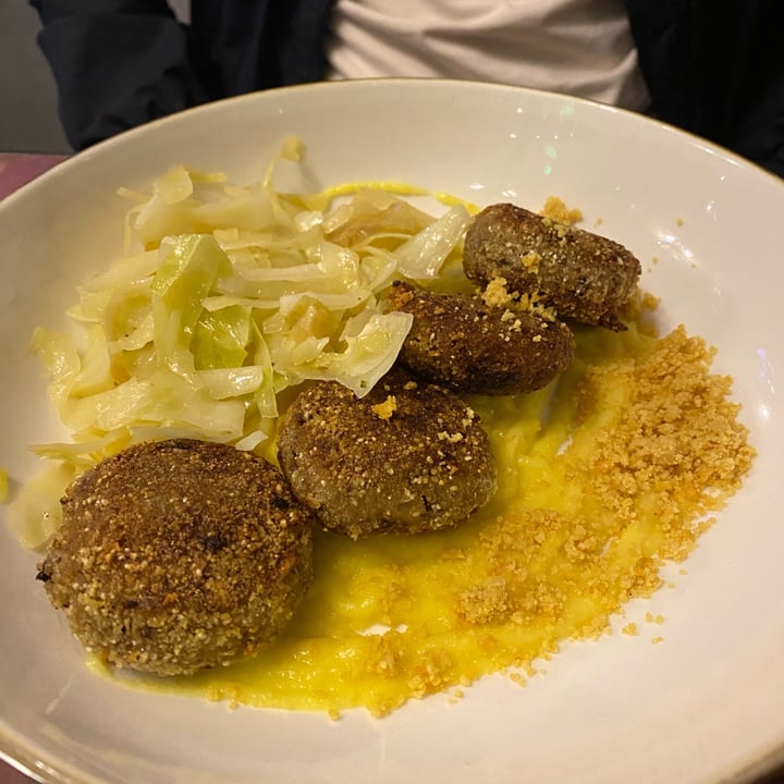 review photo of Rifugio Romano Polpettine proteiche su crema di senape, verza saltata e caciotta di lupino autoprodotta shared by @theredhead on 22 Oct 2022 - review