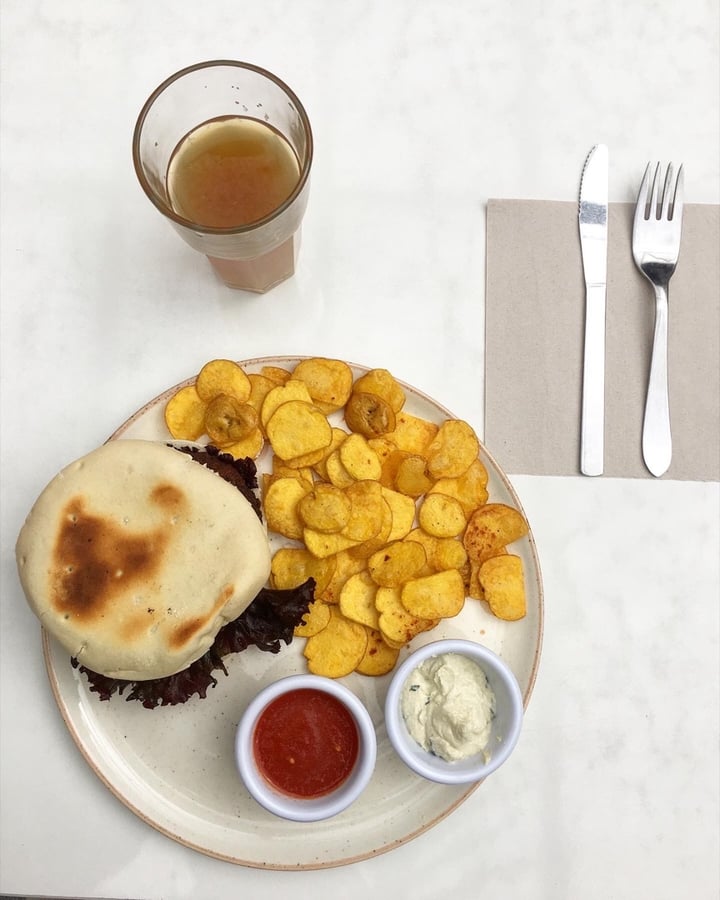 photo of Hervíboro Cocina Vegana Hamburguesa de lentejas shared by @nicoleveganlife on  30 Nov 2019 - review