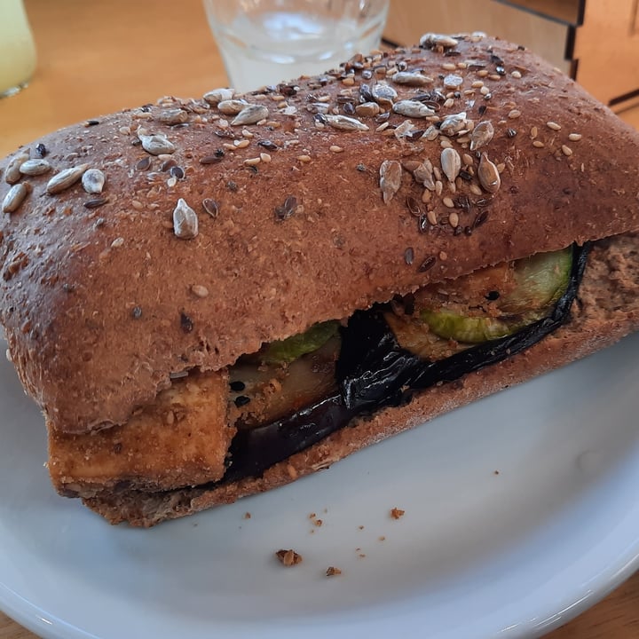 photo of Café Delirante Sandwich  de tofú shared by @paulitamonna on  18 Jul 2022 - review