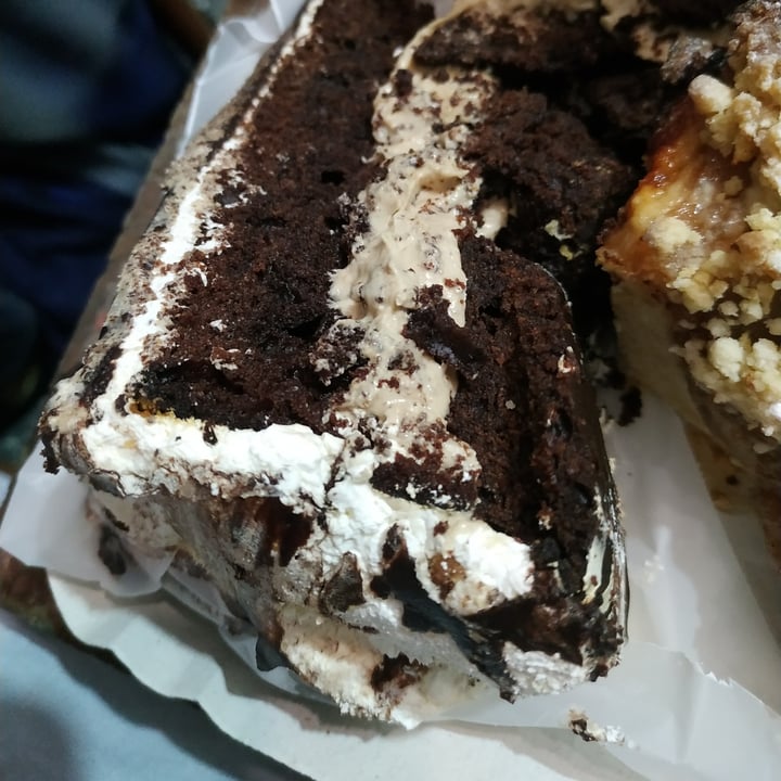 photo of Loving Hut Torta Selva negra shared by @beiaene on  01 May 2022 - review