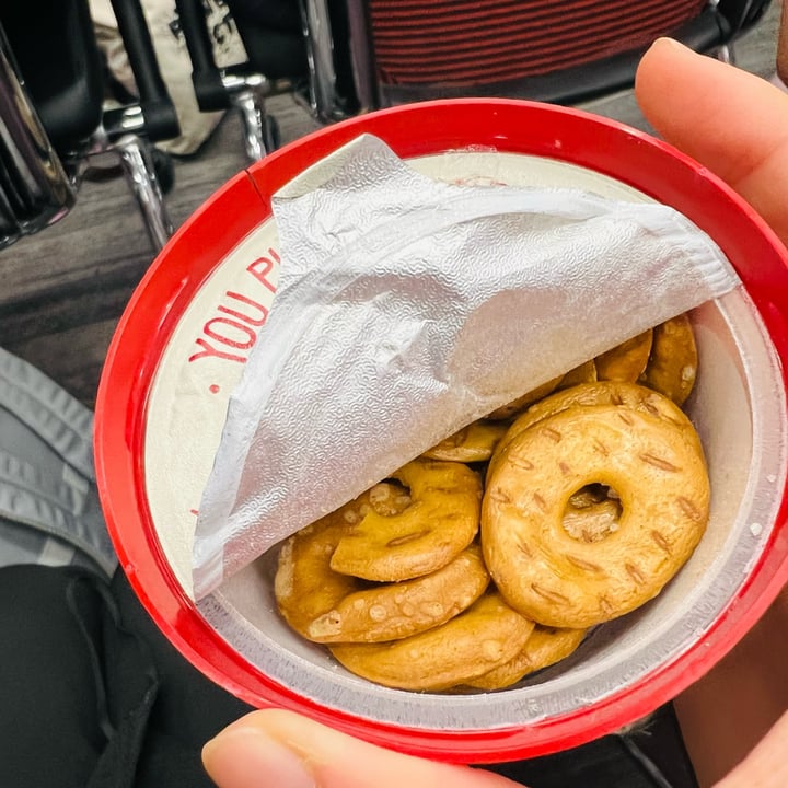 photo of Sabra Sabra Snackers - Roasted red pepper hummus with pretzels shared by @consciouscookieee on  20 Sep 2022 - review