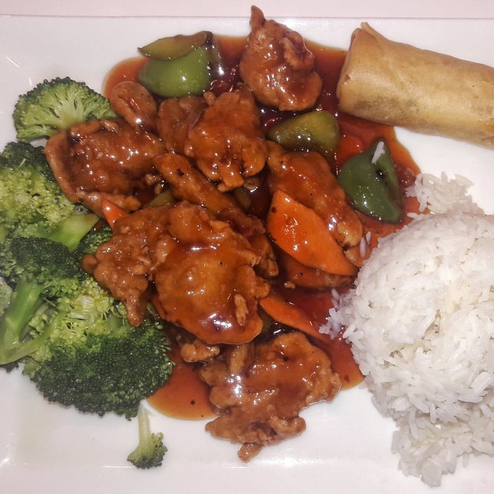 photo of VeGreen Vegetarian Fusion Restaurant General  Tso’s Chicken shared by @carlajc on  17 Nov 2020 - review