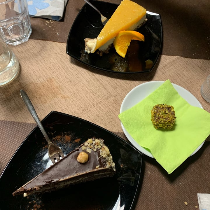 photo of La Tecia Vegana Torta di nocciole e cioccolato shared by @veganzuzi on  06 May 2022 - review