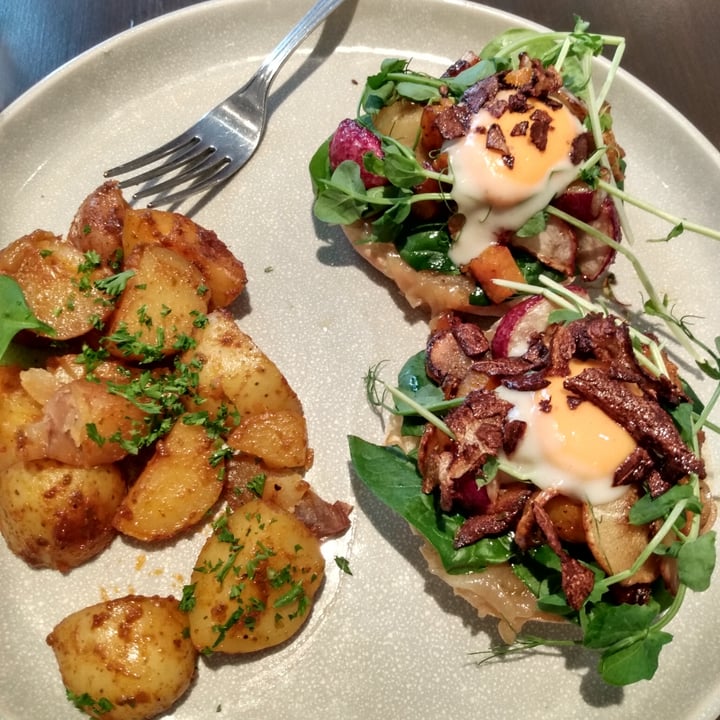 photo of SAUG.E cuisine végane Oeufs Bénedictines shared by @alexfoisy on  26 Nov 2021 - review