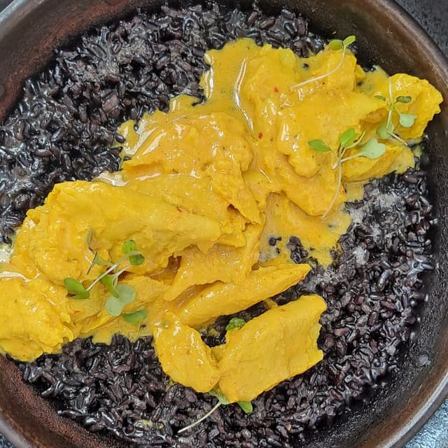 「Arroz negro con satay de carne vegetal」の料理の写真