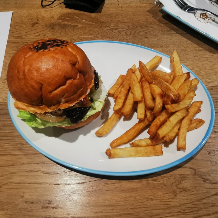 photo of Royale Eatery Vegan cheese burger shared by @biancaleejardim on  10 Oct 2021 - review