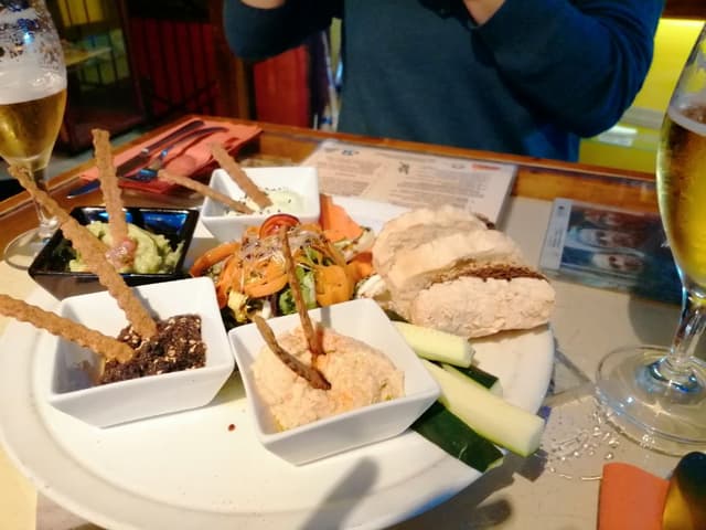菜肴“Selection Of Dips, Crudités and bread... Great with a glass of Moritz beer, all vegan”的照片