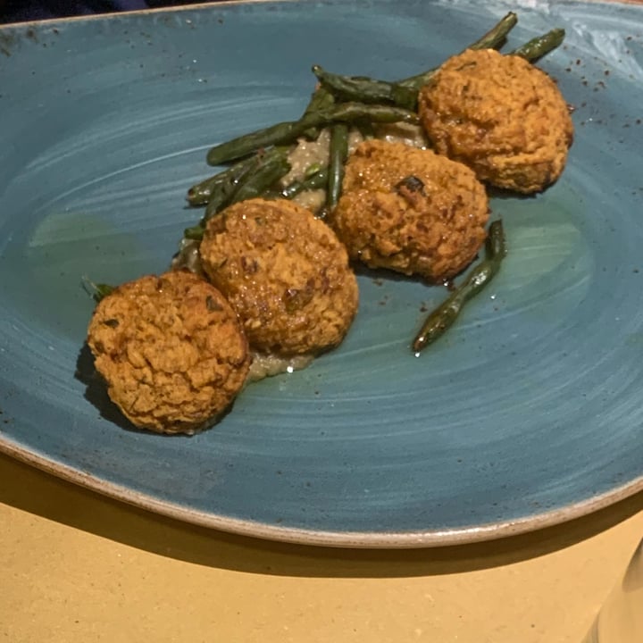 photo of Il Rovescio Polpette Di Legumi Su Crema Di Melanzane E Fagiolini Croccanti shared by @lillo on  10 Aug 2022 - review