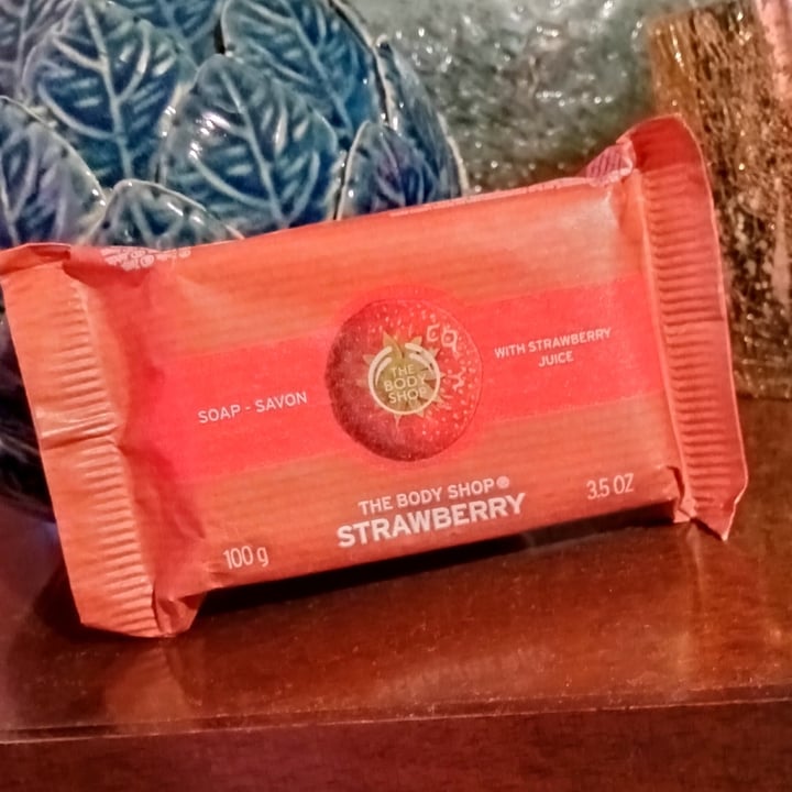 review photo of The Body Shop jabon strawberry shared by @jolieloveanimals on 07 Aug 2022 - review