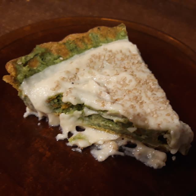 Foto del plato “Tarta De Brócoli, Queso De Girasol y Semillas De Sésamo”