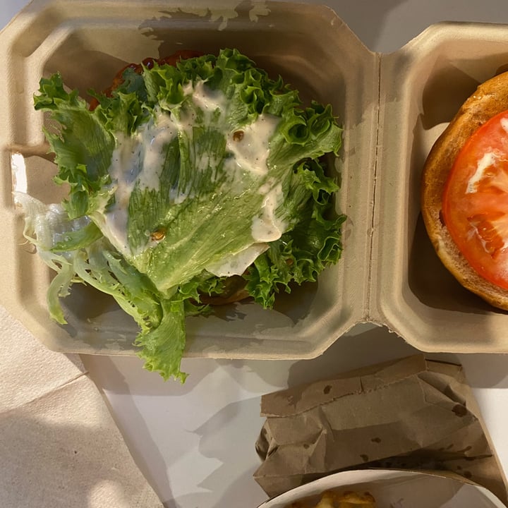 photo of Meta Burger Buffalo chicken sandwich shared by @nathlena19 on  18 Mar 2022 - review