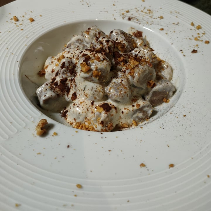 photo of La Tecia Vegana Gnocchi di patate con cacao amaro, formaggio vegano, noci e granella di cioccolato shared by @martinabecherucci on  03 Feb 2022 - review