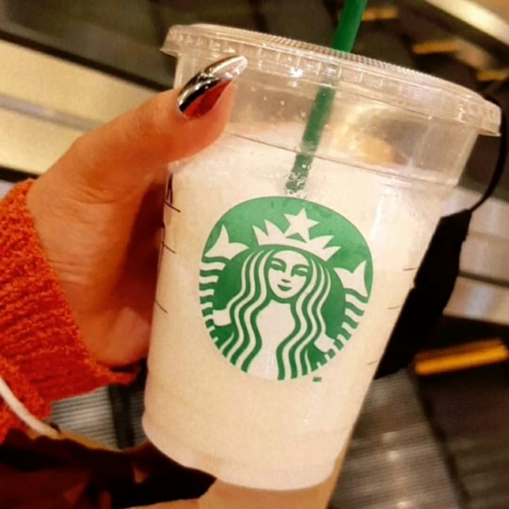 photo of Starbucks Frappe De Vainilla shared by @heyyiamjaque on  05 Aug 2020 - review