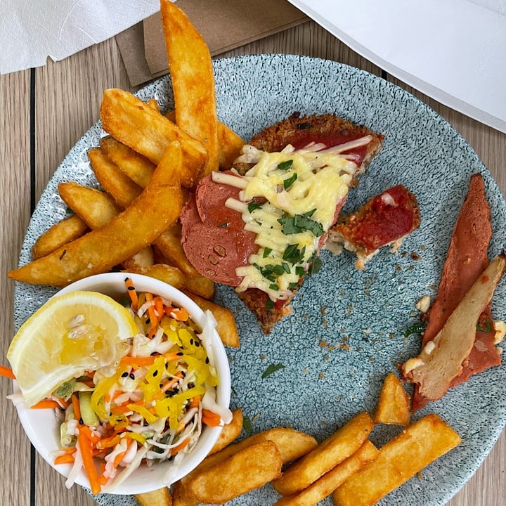 photo of Sunshine Beach SLSC Cheating parmy plant-based, slaw, chips & Nachos style vegan platter shared by @clarkyap on  30 Apr 2022 - review