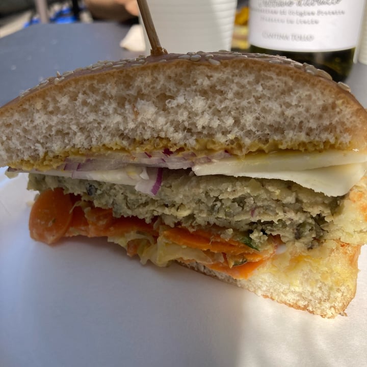 photo of La Vegana Cheeseburger Veg shared by @sottolapellepodcast on  02 Oct 2021 - review