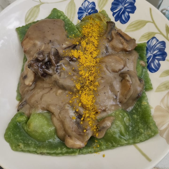 photo of Wara espacio saludable Raviolones De Espinaca Rellenos De Cabutia Con Bechamel De Coco Y Hongos shared by @shaicitaa on  09 Dec 2021 - review