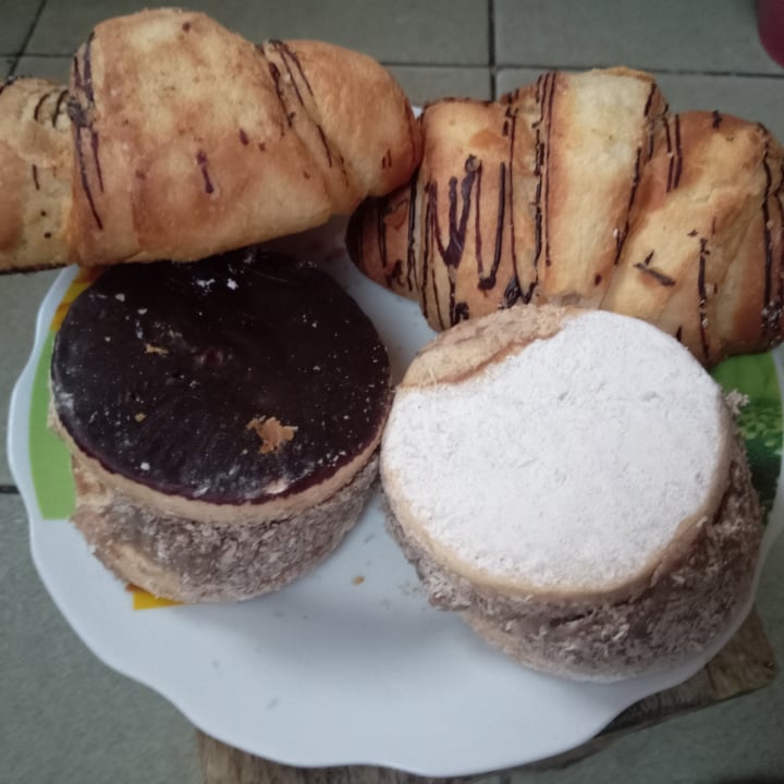 photo of Lecker Brot Alfajores shared by @alizee-two on  22 Jun 2022 - review