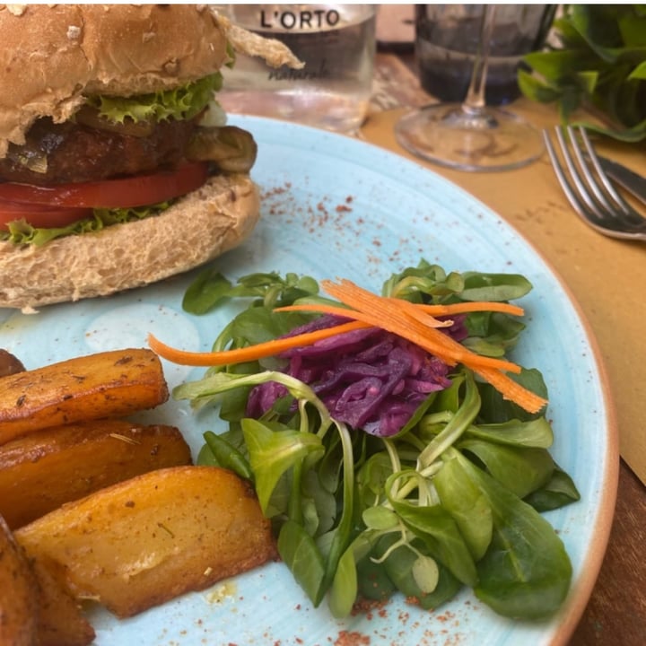 photo of L'Orto già Salsamentario - Vegan & raw food Beyond burger shared by @camucm on  19 Apr 2022 - review