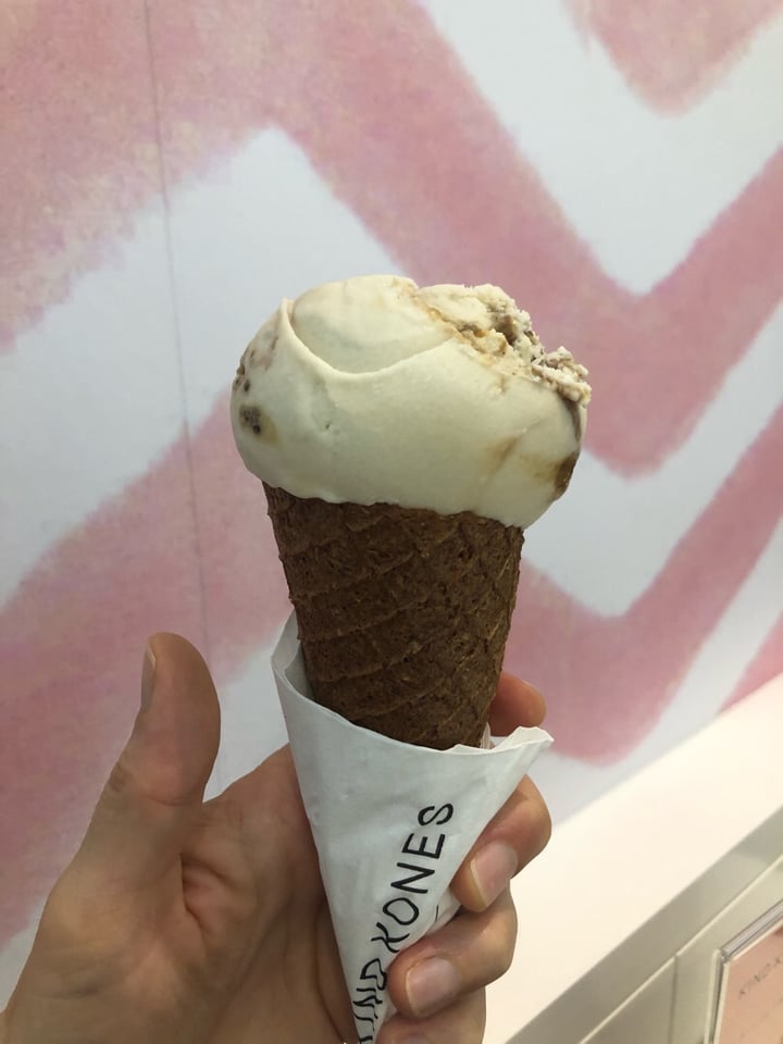 photo of Kind Kones Almond Brittle Fudge Ice cream shared by @ekbakkelund on  10 May 2019 - review