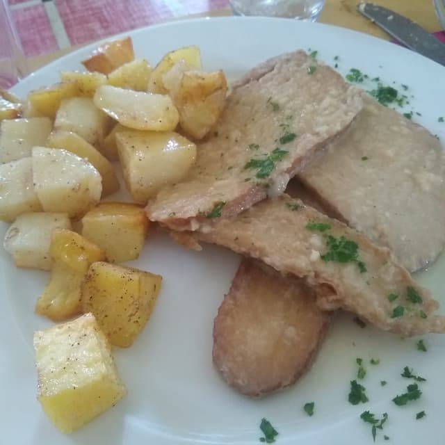 菜肴“scaloppine di seitan all'erbaluce”的照片