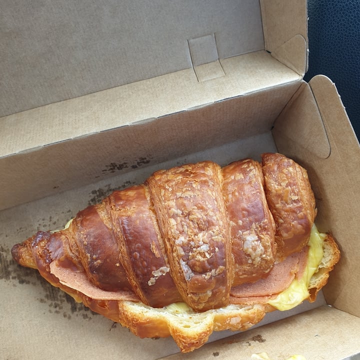 photo of Cherry Darlings Bakehouse Ham And Cheese Croissant shared by @wanderlust33 on  23 Oct 2022 - review
