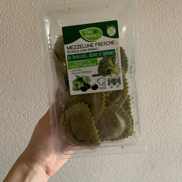 photo of Fior di Natura Mezzelune fresche ai broccoli, olive e spinaci shared by @greenavocado on  22 Jun 2022 - review