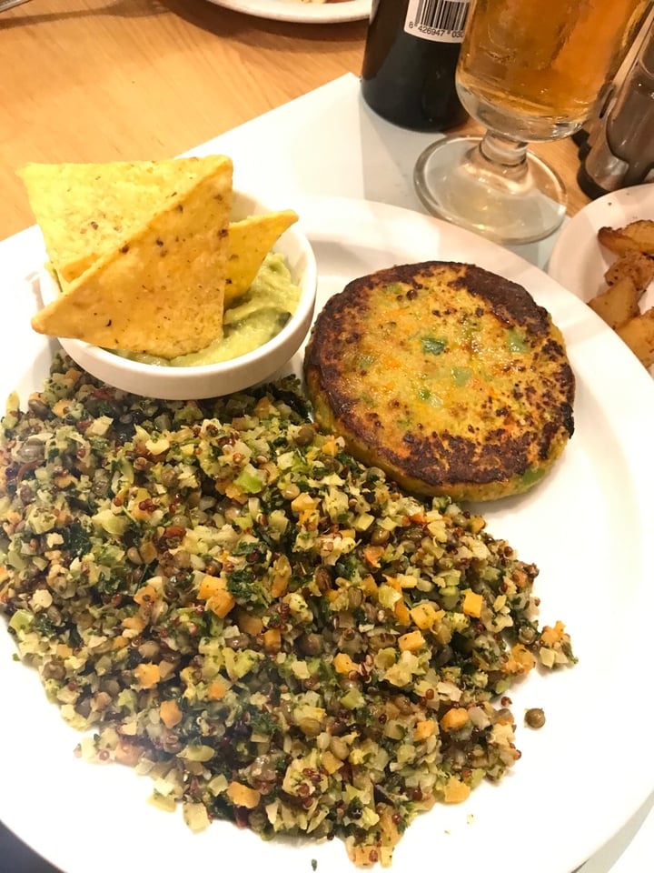 photo of König Barcelona Born Quinoa con Verduras, Hamburguesa Vegetal y Guacamole shared by @seira03 on  09 Dec 2019 - review