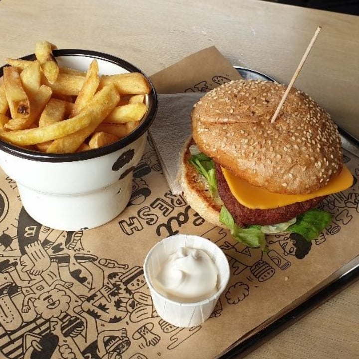 review photo of Damn Burger Seitan Burger shared by @veganer on 08 Aug 2021 - review