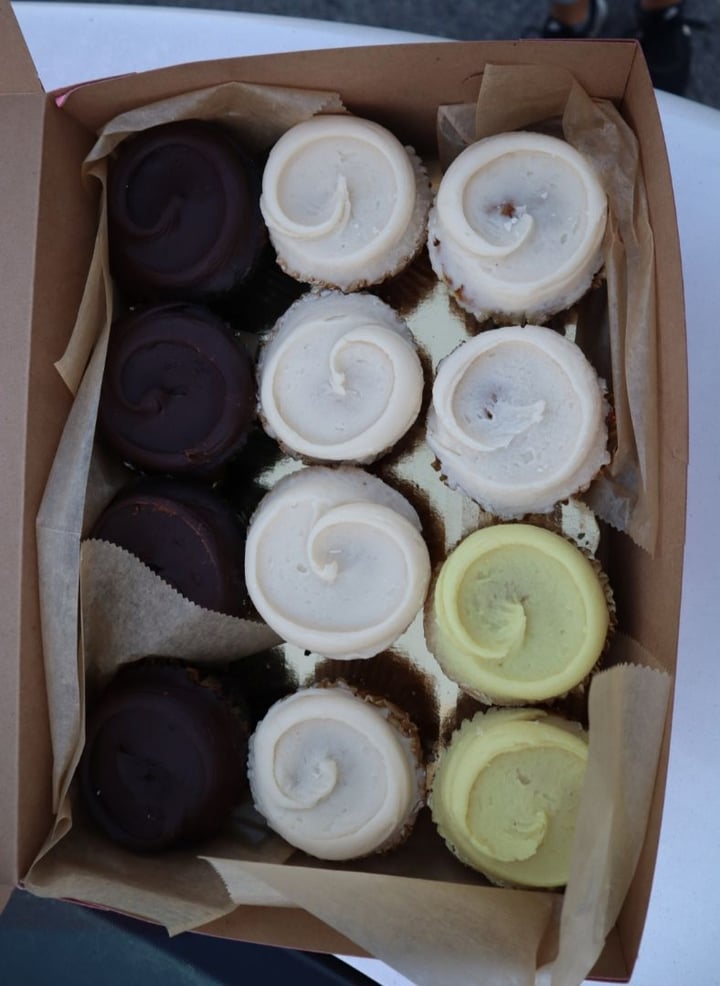 photo of Pattycake Bakery Vanilla Cupcake shared by @lizmaselli on  05 Nov 2019 - review