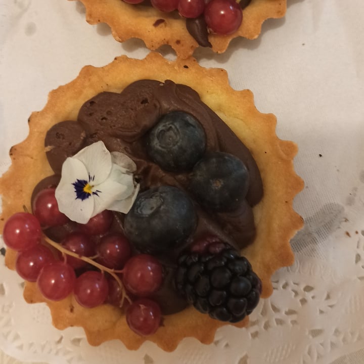 photo of Odete Bakery - padaria artesanal & pastelaria vegan Tartelete De Chocolate E Mirtilos shared by @fernandaheck on  31 Oct 2021 - review