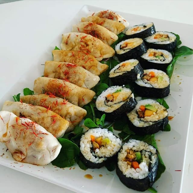 Foto do prato “Gyozas With Tempeh And Shitake And Tempeh-crudite Makis With Ponzo Sauce”