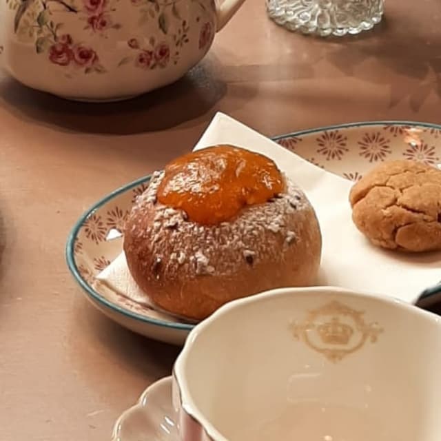 菜肴“Pallina di pan brioche vegan con confettura all'albicocca”的照片