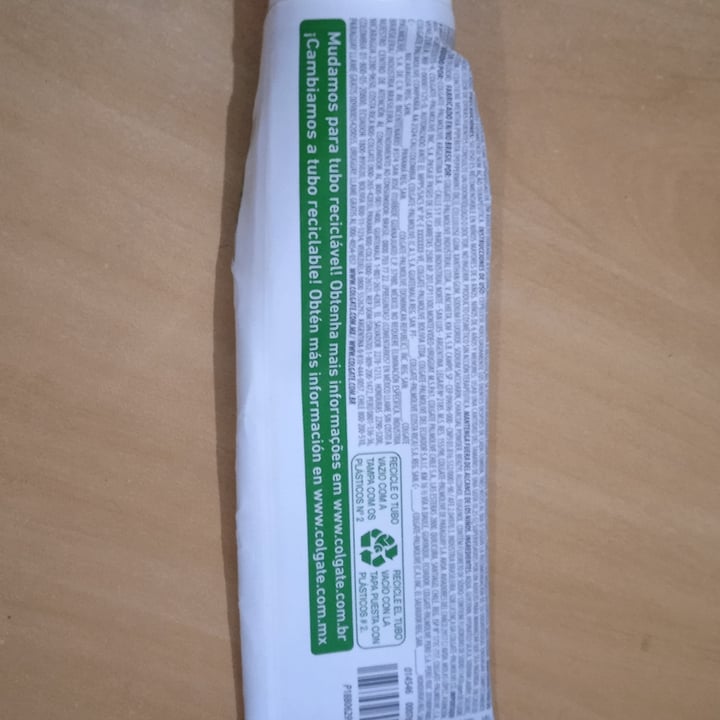 photo of Colgate Natural extracts charbon vegetal shared by @valdeciribeiro83 on  16 May 2022 - review