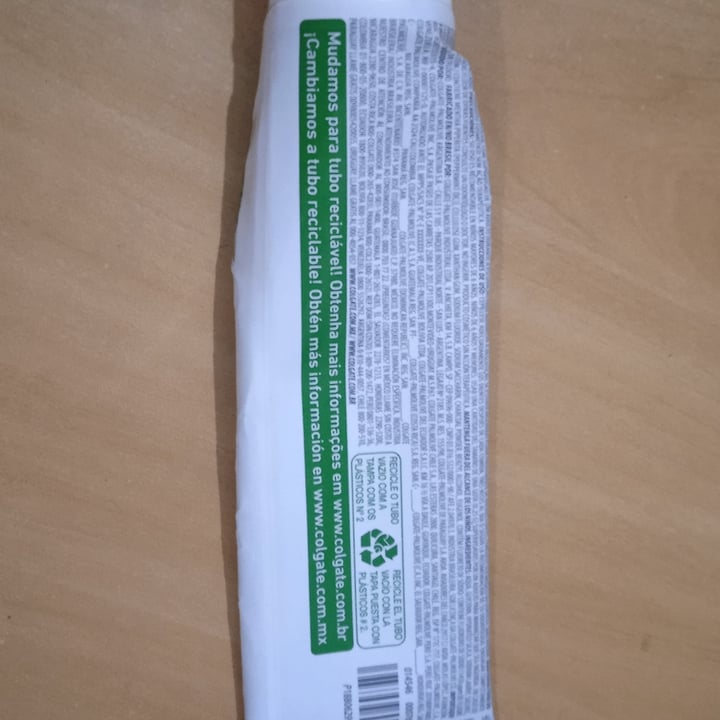 review photo of Colgate Natural extracts charbon vegetal shared by @valdeciribeiro83 on 16 May 2022 - review