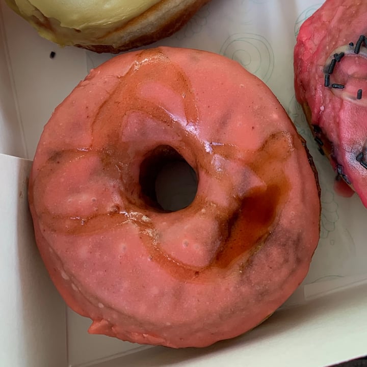 photo of Crave Doughnuts Strawberry Balsamic shared by @seitanjunkie on  21 Aug 2021 - review
