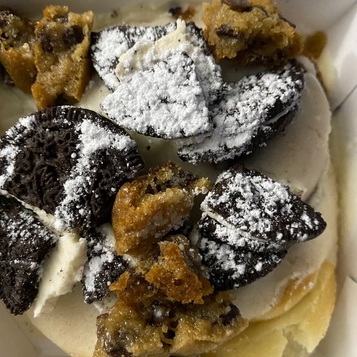 photo of Cinnaholic Santa’s Milk & Cookies Roll shared by @birb on  08 Jan 2021 - review